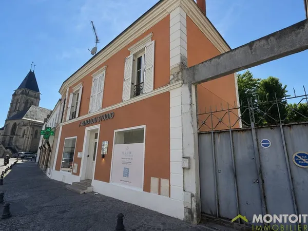 Ensemble immobilier avec commerces et logements