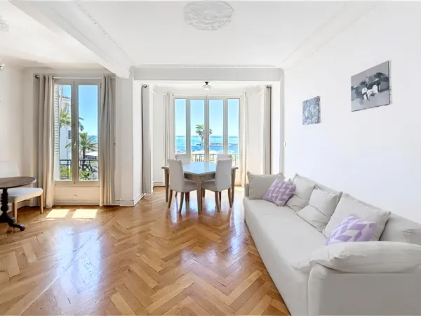 Nice — Front de mer, Mont Boron - Appartement de 4 pièces au dernier étage d'une villa Belle Epoque