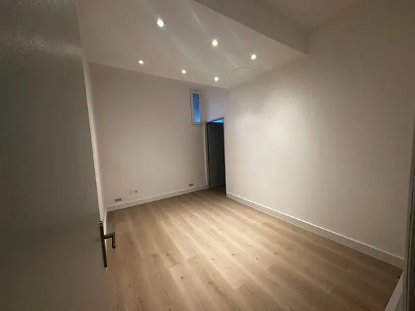 Local 55 m²- À LOUER- SAINT GÉLY