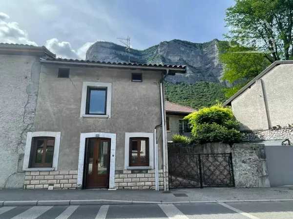 VENTE GRESIVAUDAN CROLLES : MAISON DE VILLAGE T4 AVEC COUR ET GARAGE