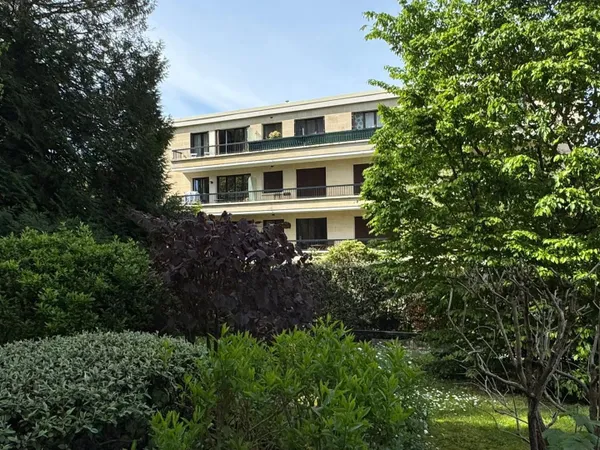 Grand 3 pièces, dernier étage avec balcon, lumineux et calme