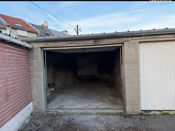 Grand garage à vendre quartier St Anne