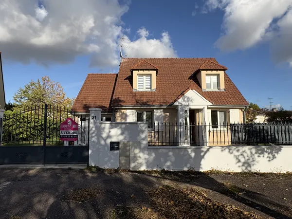 Maison familiale avec 4 chambres, garage et terrain