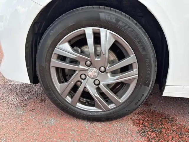 Peugeot 208 puretech 100 s&amp;s bvm6 — photo 18