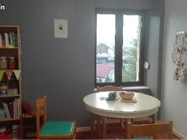Logement F2, meublé, proche du lycée, au 1er étage :