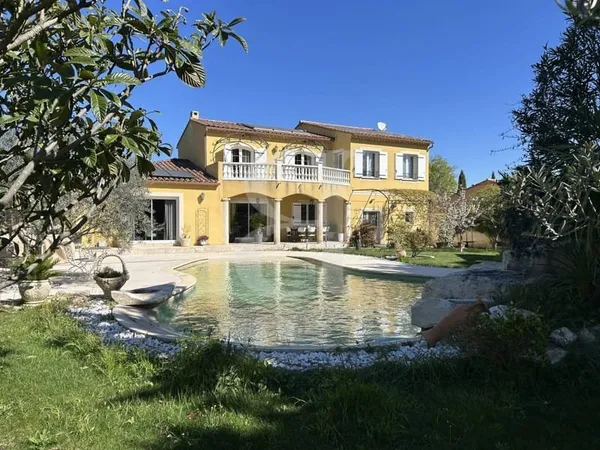Villa 5 pièces 226 m²