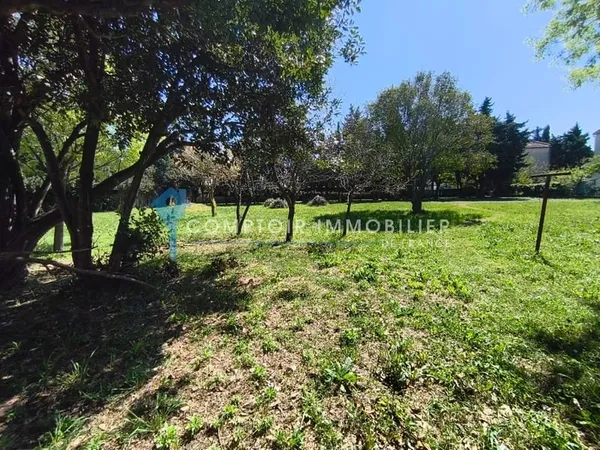 DPT(13) ARLES TERRAIN CONSTRUCTIBLE AVEC PLUSIEURS BATIMENTS