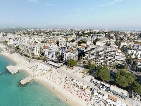 JUAN-LES-PINS - FRONT MER - APPARTEMENT 99 M2