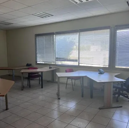 Local 1 pièce 2700 m²
