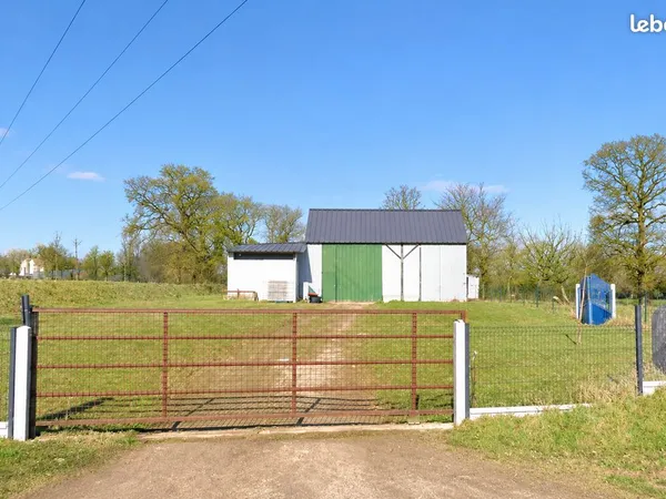 Hangar de 200m2 à vendre sur terrain de 5000m2 - Saint Gilles