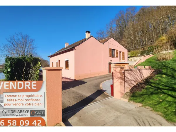 Maison T4 proche des commodités, avec le canal en façade, et un bois exploitable en arrière-plan