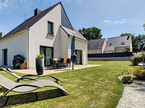 Grande maison vide avec jardin et garage à louer à 15 min de Lorient
