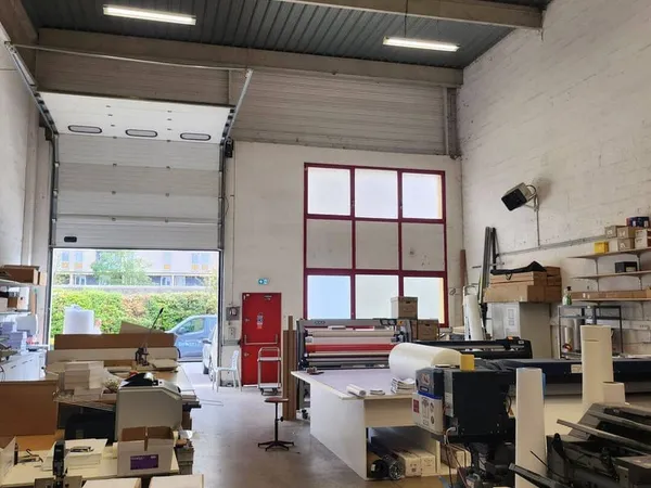 Entrepôt 317 m²