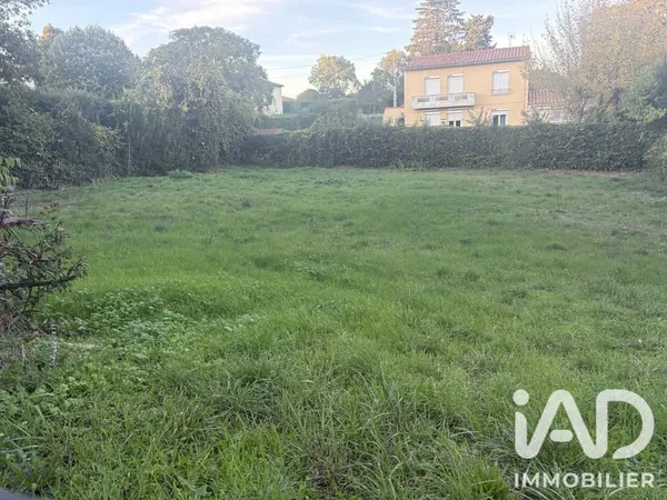 Terrain 875 m²