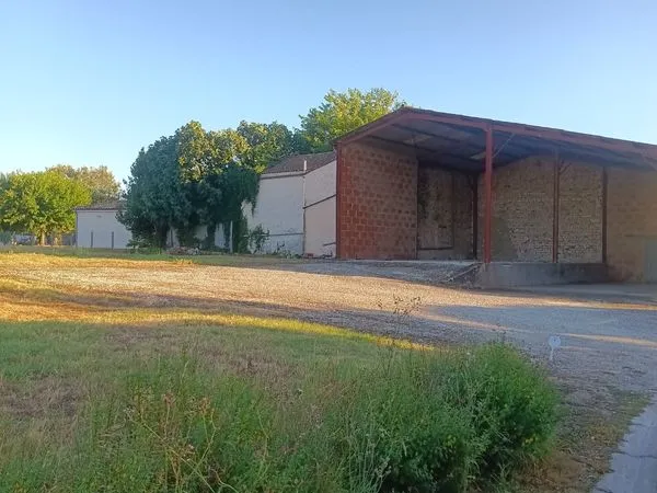 Hangar avec terrain constructible