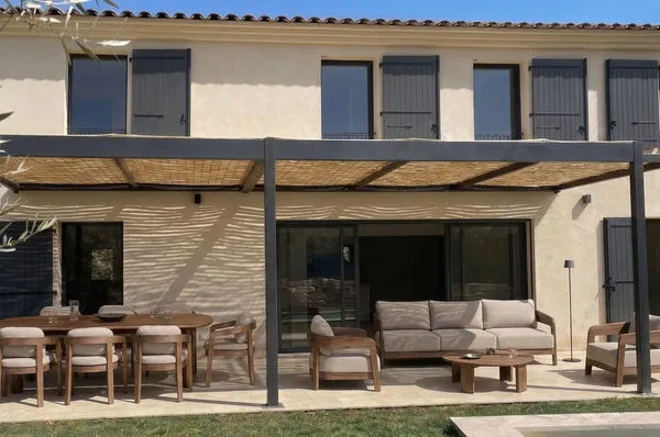ÉGUILLES VILLA CONTEMPORAINE PRESTATIONS HAUT DE GAMME DOMAINE SÉCURISÉ