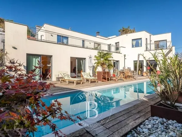 Lyon 9 - Maison de 274 m² environ - Terrain 759 m² - 5 Chambres - Piscine