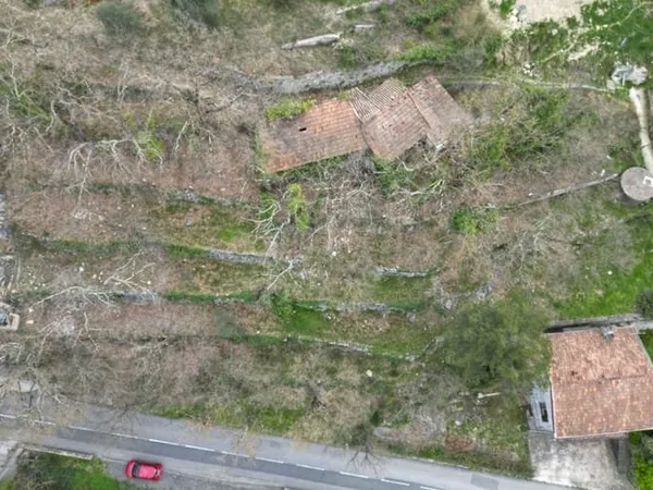 Terrain 2025 m²