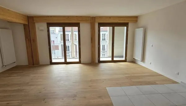 T5 TRAVERSANT SUD EST OUEST EN ETAGE TERRASSE PARKING