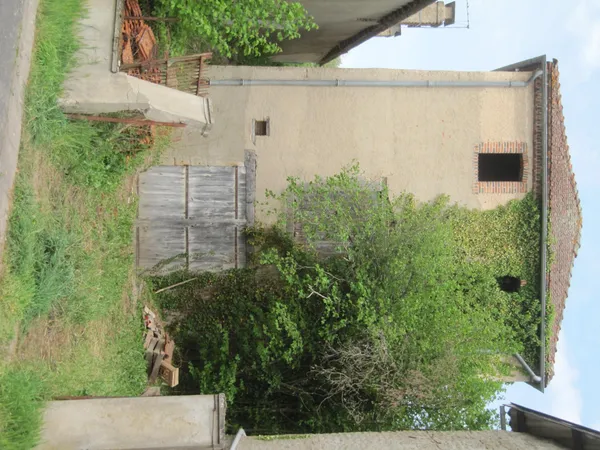Grange en bon état d'environ 80 m², avec un grand volume vide au premier niveau sur une cave voutée.