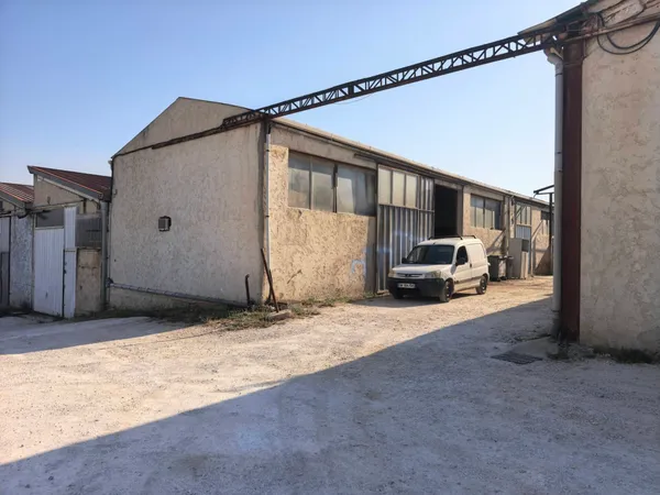 A LOUER 2 entrepôts de 110 et 125 m2 Le pradet