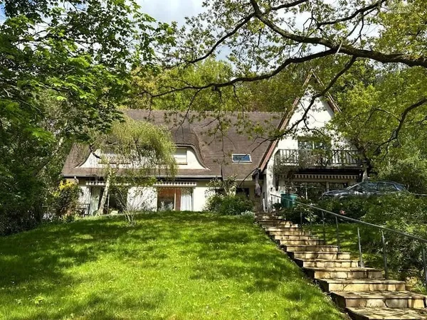 Maison 9 pièces 375 m²