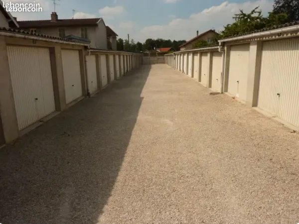 Vente d'un lot de 15 garages