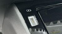 Peugeot 2008 1.2 PureTech 130ch S&S Allure — photo 16