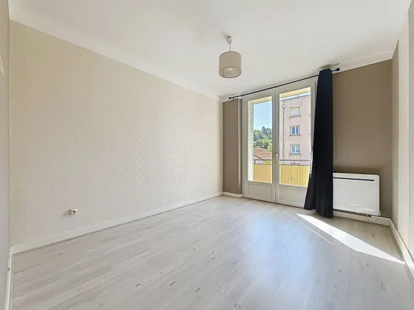 Appartement Livron Sur Drome T3 Dde 60 m², dernier étage, BALCON, 2 chambres, très bon état.
