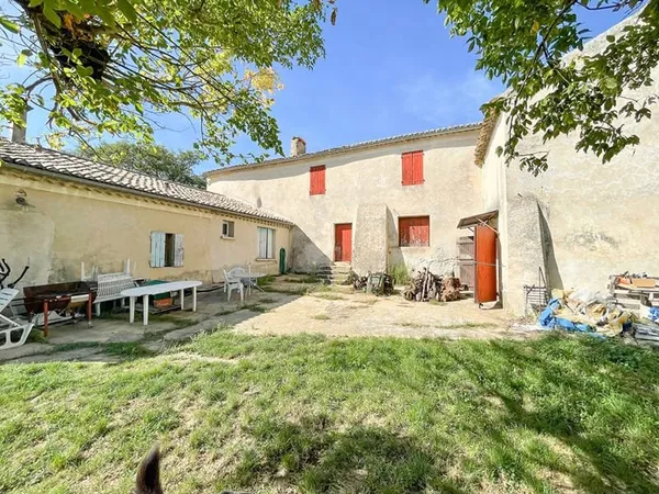 A vendre ancienne ferme à rénover sur env. 4has de terrain