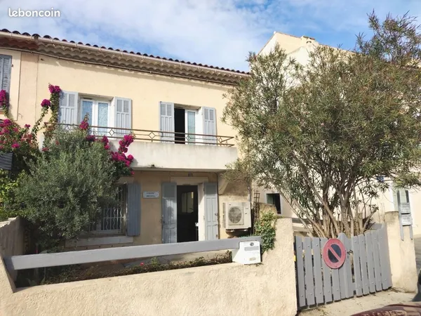 Maison avec extérieur rare à la vente
