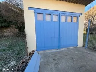 Garage fermé dans le village
