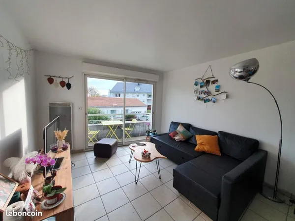 Loue grand T2 de 52 m² avec balcon, cuisine séparée et garage boxé à Orvault proche Nantes (Pont du 