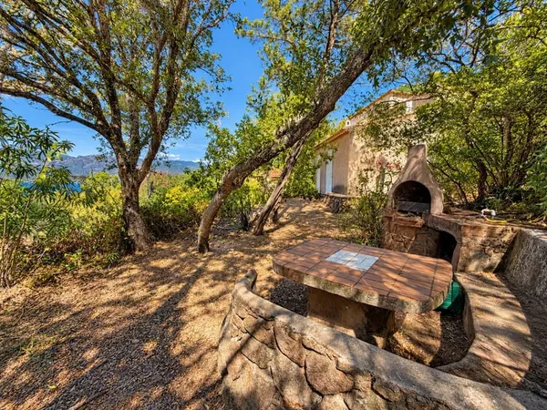 PORTO-VECCHIO BELLE VILLA AU CALME AVEC VUE MER ET ENVIRON
