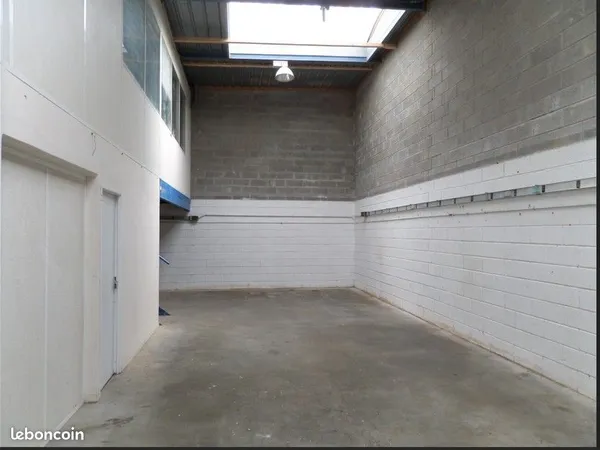 A VENDRE local d'activités/entrepôt, disposant de 4 places de parking