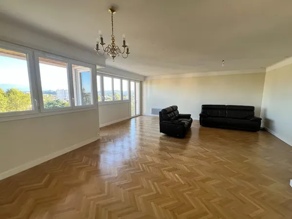PAU - Beau T4/5 de 113.59 m2 avec vue sur les Pyrénées, balcon, parking sous -sol et cave