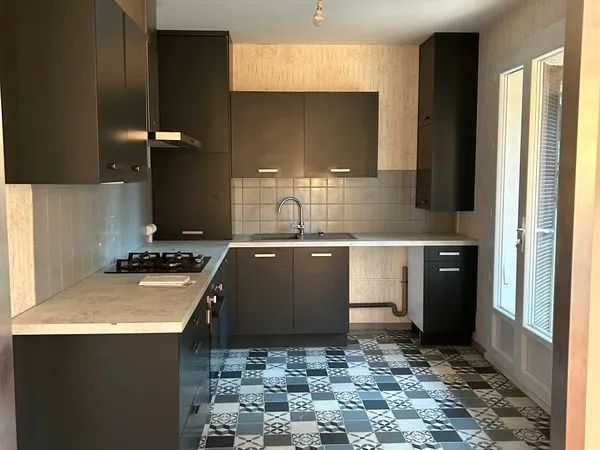 À louer - Maison de plain-pied rénovée avec jardin arboré et garage à Villeneuve-sur-Lot