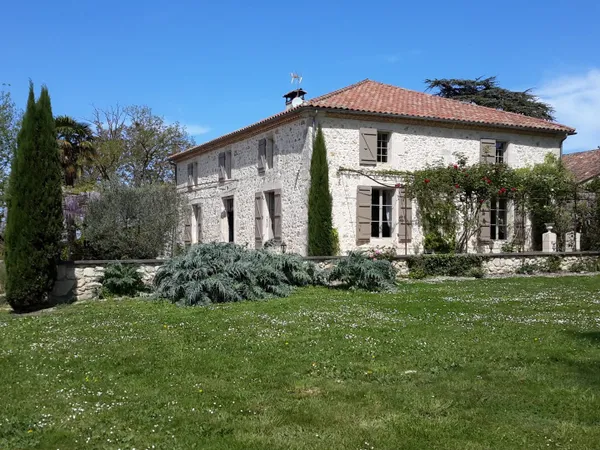 Belle Propriété Gasconne avec Gîte, Piscine et Vues sur les V