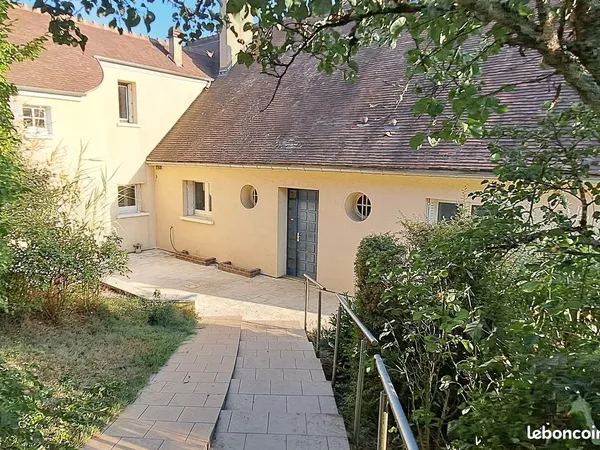 Auxerre - Grande maison familiale de 249 m² habitables sur terrain arboré de 1 780 m²