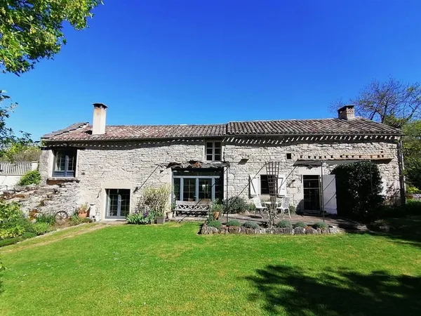 Traditionnelle ferme en pierre du XVIIIe siècle magnifiquement restaurée avec piscine et terrain