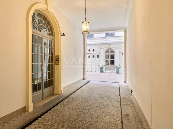 Paris VII - Verneuil - Studio - dernier étage