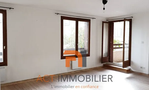 SOUCIEU EN JARREST CENTRE T3 70m2, 1ER ETAGE, ETAT EXCEPTION