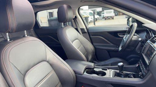 Jaguar F-Pace 2.0 D 163 2WD - Prestige – 2018 – 120482 km – Diesel – Boîte Manuelle — photo 23