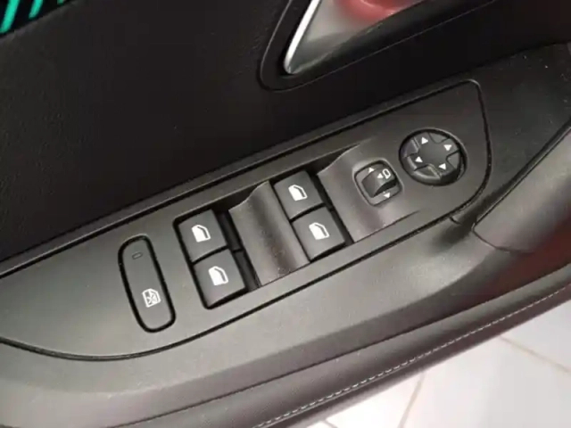Peugeot 2008 1.2 puretech 130ch s&amp;s allure pack eat8 — photo 13