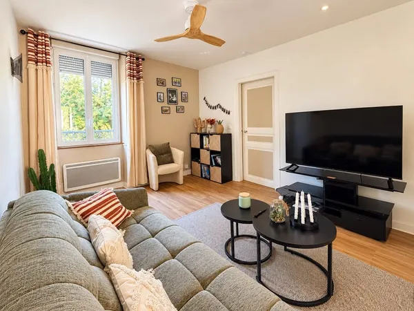 NAY Appartement T2 de charme avec balcon et vue sur jardin