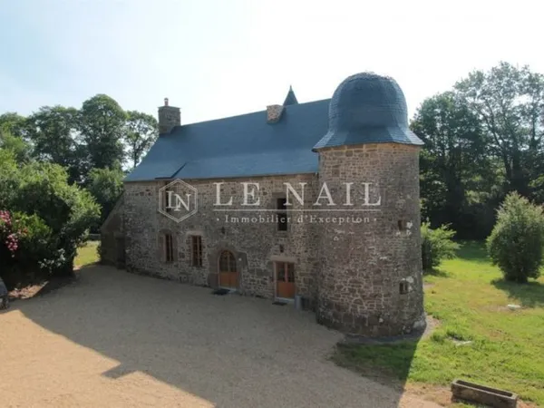 Joli Manoir du XIVème siècle en Mayenne