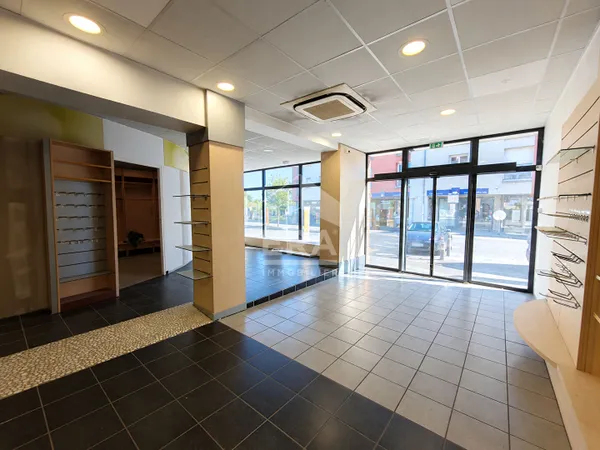 Local commercial 240 m²