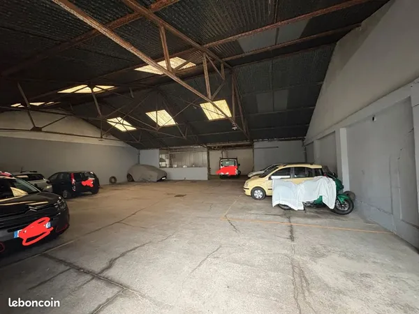 Place de parking dans hangar hyper centre