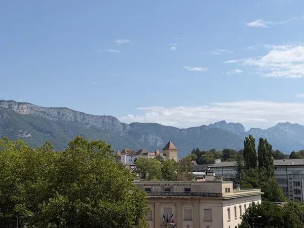 En exclusivité  T3 rénové de 87 m² avec vue sur le châte