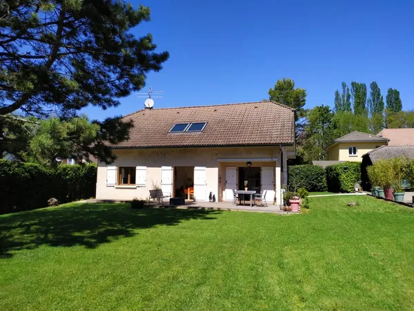 Chambre à louer dans jolie et calme maison